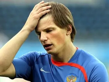 Russian forward Andrei Arshavin reacts during a team training session in Vienna on June 25, 2008, on the eve of their Euro 2008 semi-final match against Spain. AFP PHOTO / YURI KADOBNOV