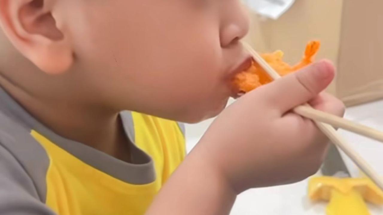 Aksi Gemas Gala Sky Saat Menyantap Makanannya dengan Style Hasil Potongan Rambut Barunya