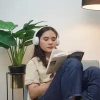Lakukan hal yang disukai untuk mengurangi stress. /copyright Fimela/ Guntur Merdekawan