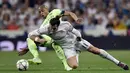 Gelandang Real Madrid, Gareth Bale, berebut bola dengan gelandang Manchester City, Fernando, pada leg kedua semifinal Liga Champions. Madrid lolos ke final setelah unggul agregat 1-0 atas Man City. (AFP/Javier Soriano)