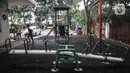 Anak-anak bermain di salah satu fasilitas yang rusak di Ruang Publik Terpadu Ramah Anak (RPTRA) Borobudur, Menteng, Jakarta Pusat, Selasa (8/11/2022). Sejumlah fasilitas bermain di RPTRA Borobudur yang dibangun era Gubernur Basuki Tjahaja Purnama seperti perosotan, jungkat-jungkit dan ayunan mengalami rusak dan terbengkalai sejak 2019. (merdeka.com/Iqbal S Nugroho)