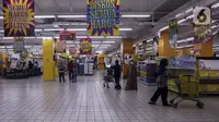 Konsumen memilih barang kebutuhan di salah satu gerai supermarket Giant di Jakarta, Kamis (4/3/2021). Menurut pengakuan karyawan yang bekerja bahwa store Giant ini akan ditutup pada 4 April mendatang. (Liputan6.com/Johan Tallo)