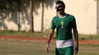 Bek Persebaya, Otavio Dutra, berlatih dengan menggunakan masker. (Bola.com/Aditya Wany)