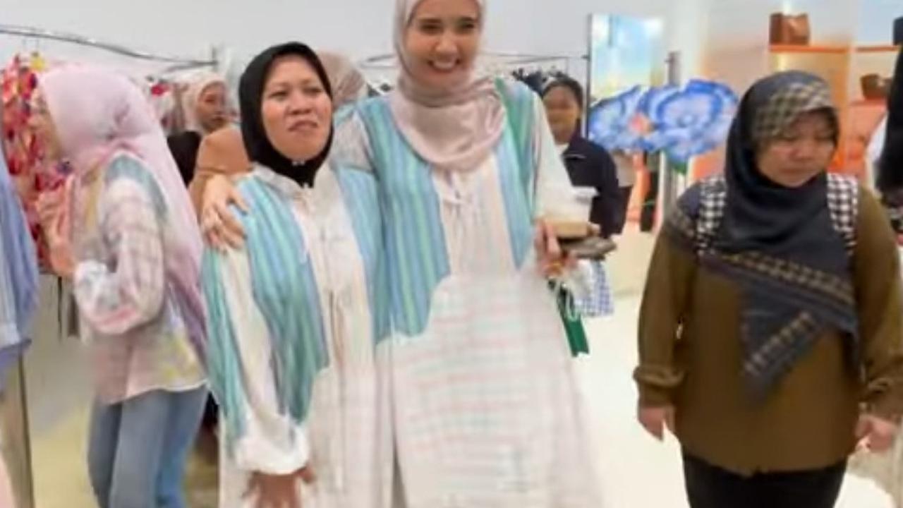 Potret Sus Rini Tampil Cantik Pakai Baju Kembaran dengan Zaskia Sungkar, Langsung Heboh Disebut Shireen Sungkar