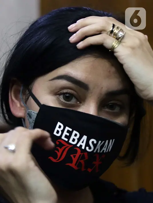 Nora Alexandra saat menghadiri sidang pembacaan putusan atas kasus dugaan pengancaman terhadap pegiat media sosial Adam Deni dengan terdakwa musisi I Gede Ari Astina alias Jerinx di Pengadilan Negeri (PN) Jakarta Pusat, Kamis (24/2/2022). (Liputan6.com/Helmi Fithriansyah)