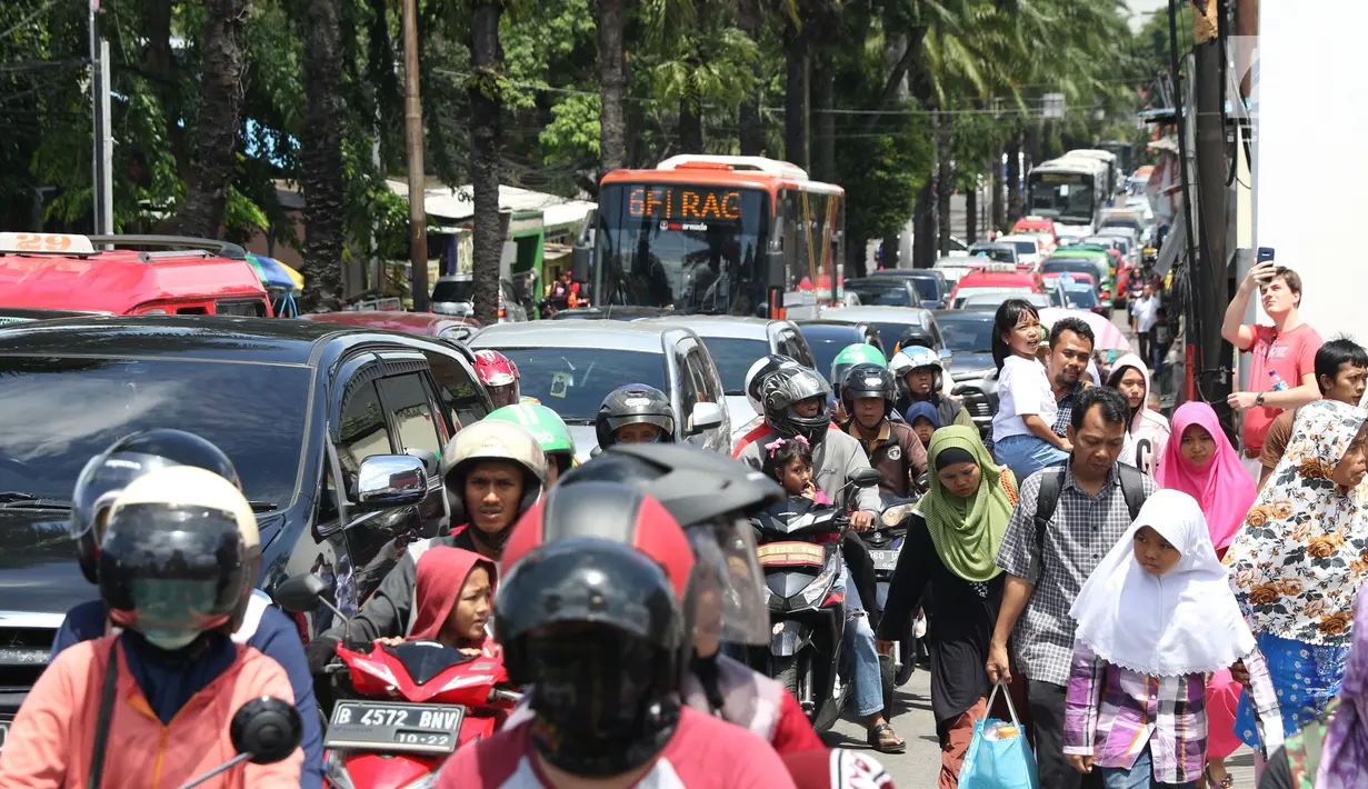 Kepadatan arus lalu lintas di jalan Harsono RM menuju kawasan Kebun Binatang Ragunan, Jakarta, Minggu (30/12). Libur panjang jelang pergantian tahun dimanfaatkan warga untuk berlibur di kawasan Kebun Binatang Ragunan. (Liputan6.com/Helmi Fithriansyah)