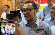 Kesang Beri Surat Tugas Menantu Pakde Karwo Bertarung di Pilkada Surabaya