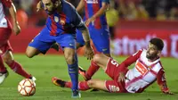 Pemain Barcelona, Arda Turan (kiri) berduel dengan bek Espanyol, Victor Alvarez pada laga Piala Super Catalunya, di Estadio Nou Tarragona, Rabu (26/10/2016) dini hari WIB. Barcelona kalah 0-1.  (AFP/Lluis Gene)