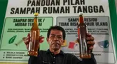 Pengurus RW 01 menunjukkan bahan bakar alternatif atau petasol hasil pengolahan sampah plastik di Jakarta, Senin (19/10/2026). Bahan bakar tersebut merupakan hasil pengolahan sampah plastik dan styrofoam yang dikumpulkan dari lingkungan warga. (KLY/Budy Santoso)