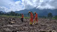 Tim Gabungan melakukan proses oencarian terhadap korban banjir bandang yang terjadi di Malampah pada Jumat (25/2/2022). (Liputan6.com/ Novia Harlina)