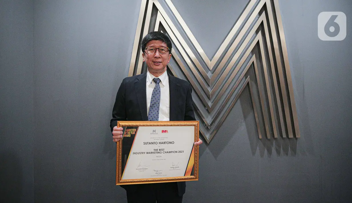 Managing Director Emtek Group, Sutanto Hartono memberikan keterangan usai menerima penghargaan Marketeer of the year 2021 di Jakarta, Rabu (8/11/2021). Sutanto Hartono menerima penghargaan The Best Marketing Champion 2021 dengan kategori Sektor Media. (Liputan6.com/Faizal Fanani)