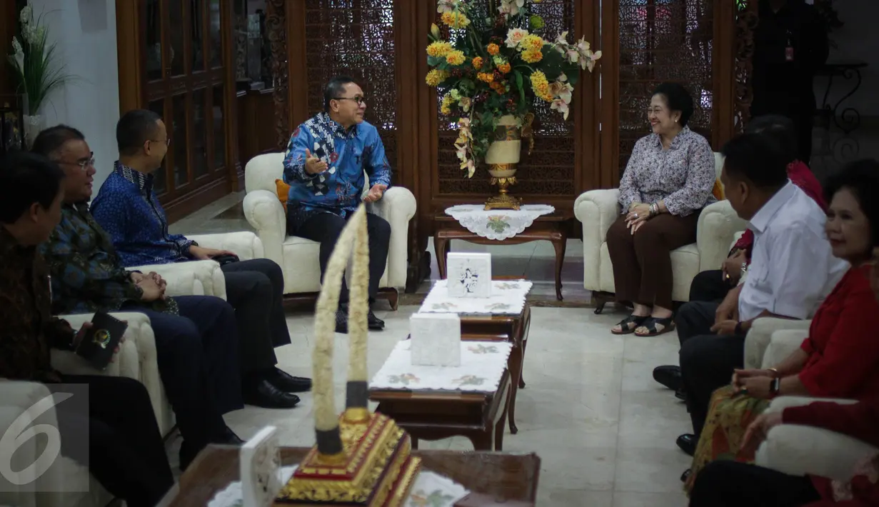 Ketua Umum PDI-P Megawati Soekarnoputri (kanan) berbincang dengan Ketua Umum Partai Amanat Nasional Zulkifli Hasan di kediaman Megawati di Jalan Teuku Umar, Jakarta, Selasa (22/11). (Liputan6.com/Faizal Fanani)
