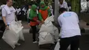 Relawan dan komunitas mengambil sampah plastik pada program World Cleanup Day di Kawasan Bundaran HI, Jakarta, Sabtu (15/9). Kegiatan ini untuk melakukan pungut sampah di lingkungan masing-masing untuk membersihkan Jakarta. (Merdeka.com/Imam Buhori)