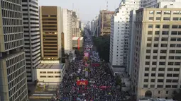 Demonstran berbaris di Paulista Avenue untuk menuntut Presiden Brasil Jair Bolsonaro mengundurkan diri, di Sao Paulo, Sabtu (3/7/2021). Puluhan ribu orang turun ke jalan menuntut pemakzulan Presiden Jair Bolsonaro. (AP Photo/Nelson Antoine)
