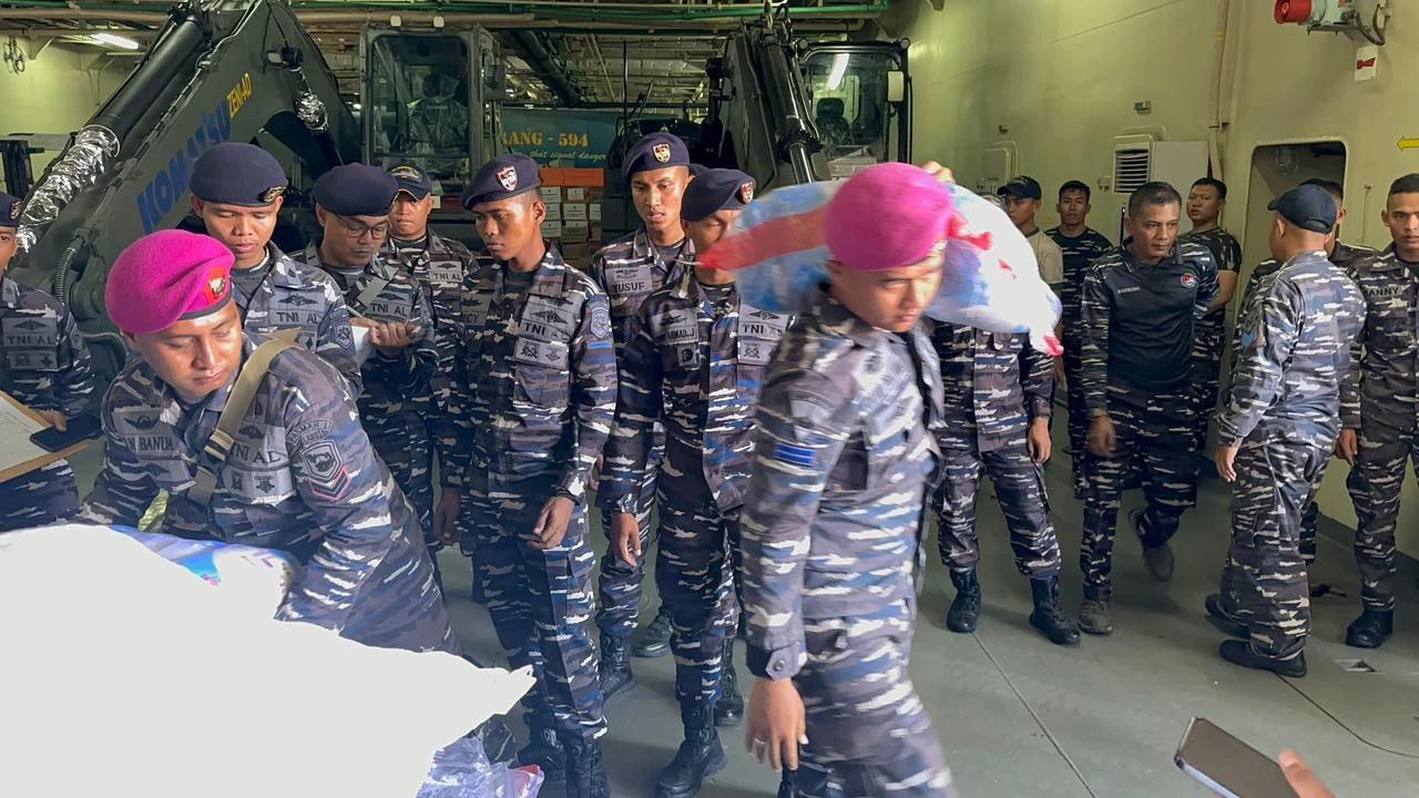 Bersandar di Padang, KRI Semarang-494 Sebar Bantuan untuk Masyarakat Terdampak Bencana