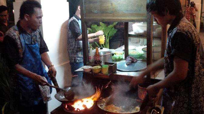 Ada kejutan di jamuan makan malam Ibu Iriana, ternyata ia memanggil tukang mie godok dan nasi goreng langganan Presiden Jokowi. (Ruben Silitonga/Bintang.com)