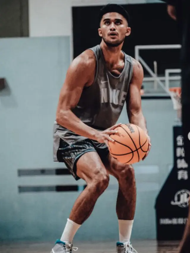 Foto Bareng Wulan Guritno, Ini 6 Potret Sabda Ahessa Atlet Basket yang Jadi Sorotan