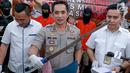 Kapolres Metro Jakarta Selatan Kombes Indra Jafar menunjukkan barang bukti pedang saat rilis kasus begal di Mapolres Metro Jakarta Selatan, Selasa (17/7). Polisi menciduk lima tersangka begal. (Liputan6.com/Immanuel Antonius)