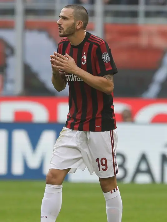 Bek AC Milan, Leonardo Bonucci bereaksi setelah menerima kartu merah dari wasit Piero Giacomelli saat melawan Genoa pada lanjutan Liga Italia di San Siro, Milan (22/10). AC Milan bermain imbang 0-0 atas Genoa. (AP Photo / Luca Bruno)