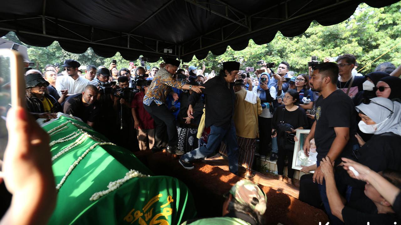 9 Potret Ikang Fawzi di Pemakaman Marissa Haque, Lantunkan Azan dalam Liang Lahad