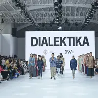 Dialektika menjadi ajang bagi para desainer untuk menggabungkan unsur budaya dalam kain tenun Nusantara, menghadirkan keseimbangan antara tradisi dan modernitas. Foto: Document/JFW