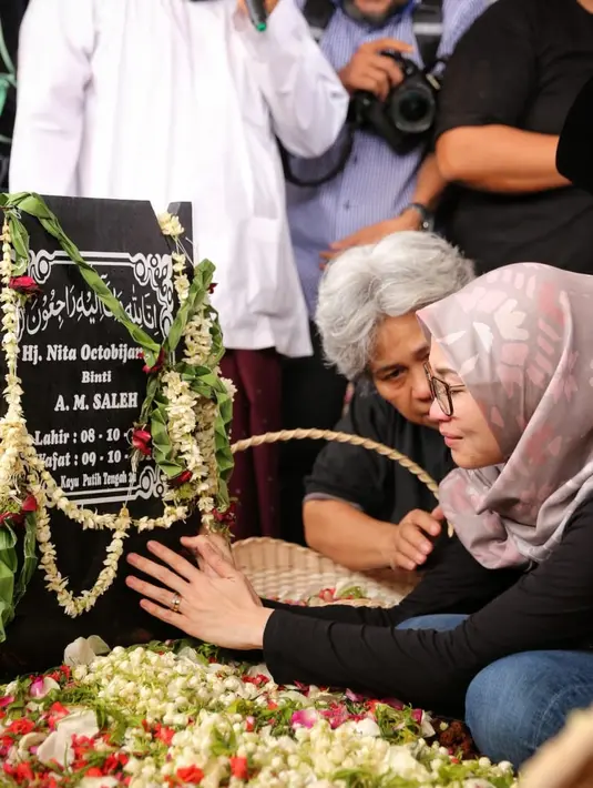 Suasana Pemakaman Istri Indro Warkop