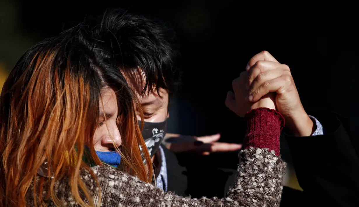Sepasang suami istri menari tango saat demonstrasi menuntut diizinkan berlatih di ruang terbuka di tengah pembatasan karena melonjaknya kasus COVID-19 di Buenos Aires, Argentina, Sabtu (29/5/2021). Sejak pandemi, tango ditangguhkan untuk menghentikan infeksi COVID-19. (AP Photo/Natacha Pisarenko)
