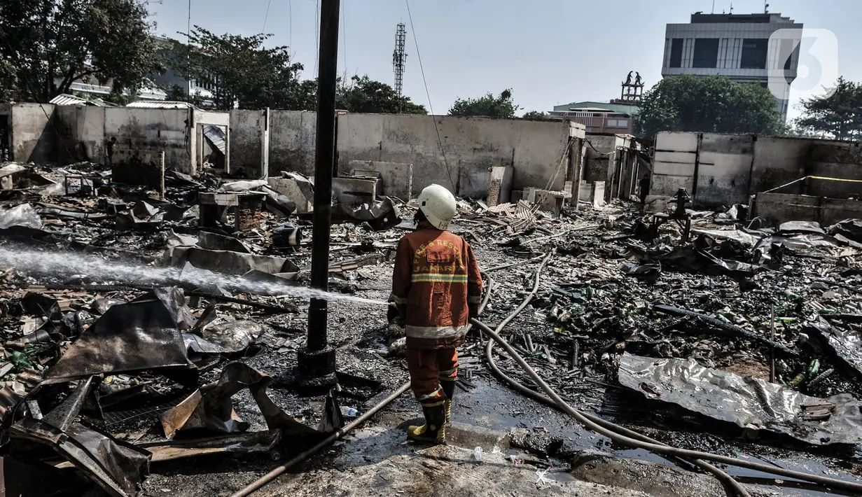 Petugas pemadam melakukan proses pendinginan di lokasi kebakaran Pasar Cempaka Putih, Jakarta, Kamis (24/9/2020). Kebakaran yang diduga akibat ledakan tabung gas dari lapak potong ayam tersebut menghanguskan 807 kios dengan kerugian ditaksir mencapai Rp 9 miliar. (merdeka.com/Iqbal S. Nugroho)