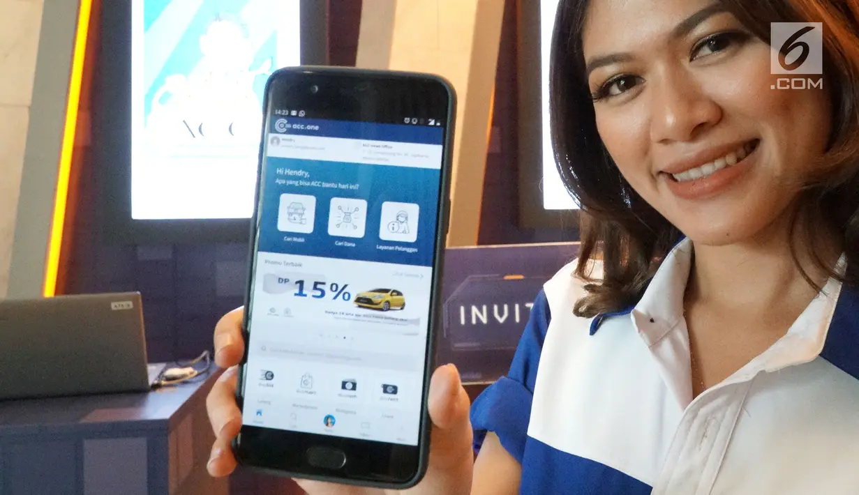 Model menunjukkan aplikasi mobile ACC.ONE saat peluncuran di Jakarta, Jumat,(8/2). Astra Credit Companies (ACC) meluncurkan aplikasi mobile ACC.ONE dengan konsep one stop shopping yang memberikan kemudahan bagi pelanggan. (Liputan6.com/HO/Eko)