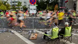 Warga duduk santai menyaksikan peserta Berlin Maraton beraksi di Berlin (25/9/2016). (AFP/dpa/ Gregor Fischer / Germany OUT)