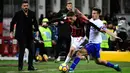 Bek AC Milan, Davide Calabria berebut bola dengan gelandang Sampdoria, Valerio Verre dalam lanjutan pertandingan Serie A di San Siro, Minggu (18/2). AC Milan menundukkan tamunya Sampdoria dengan skor tipis 1-0. (MIGUEL MEDINA / AFP)
