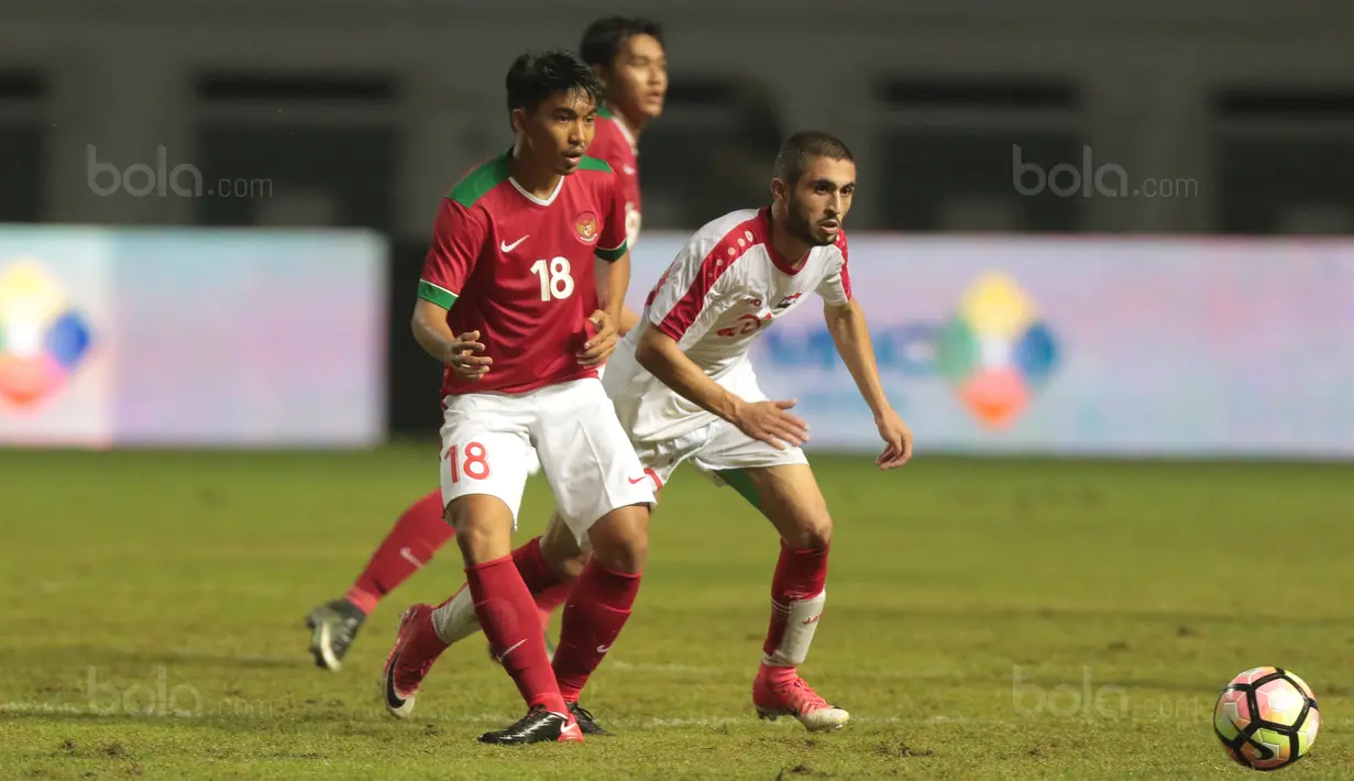 Gaya M.Arfan (kiri) memberikan umpan kepada rekannya saat diadang pemain Suriah U-23 pada laga persahabatan di Stadion Wibawa Mukti, Bekasi, Rabu (16/11/2017). Indonesia kalah 2-3. (Bola.com/NIcklas Hanoatubun)