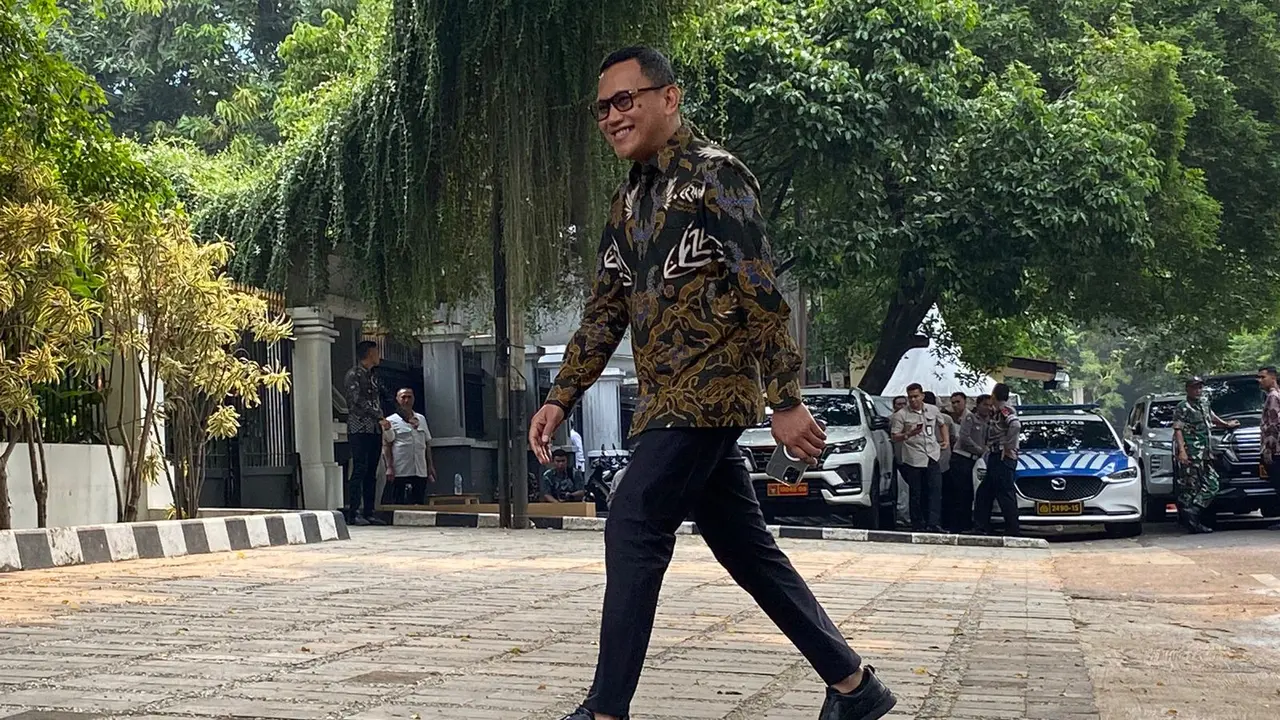 Politikus Partai Kebangkitan Bangsa (PKB) Abdul Kadir Karding hadir di Kertanegara saat Prabowo Subianto memanggil calon menteri di kabinet mendatang.