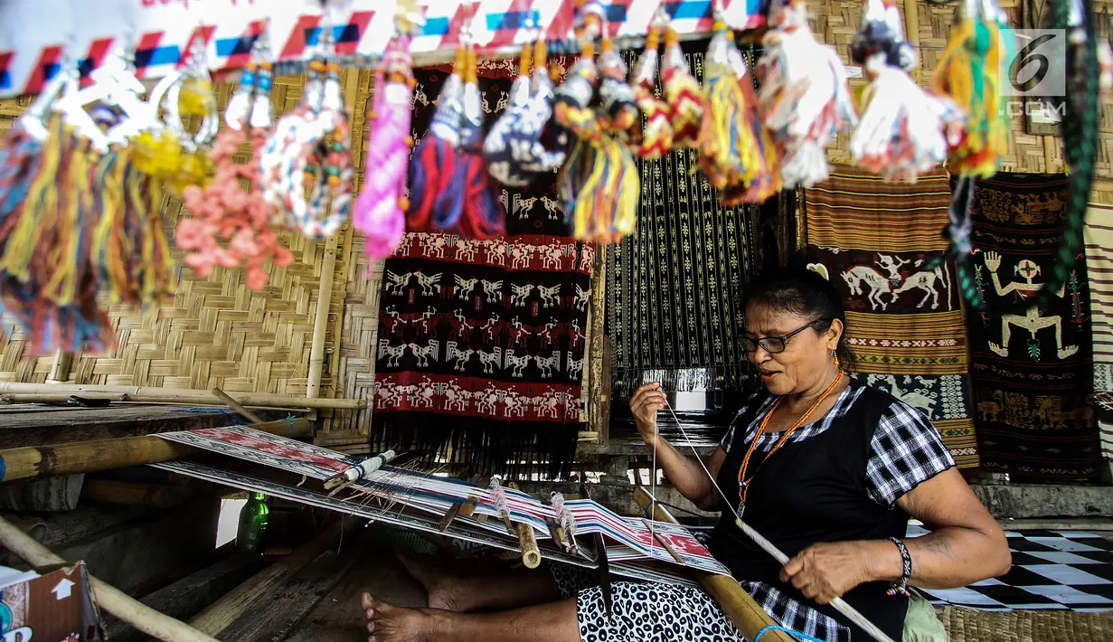 Mama Adriana Rambuadji membuat kain tenun di Desa Adat Prailiu, Sumba Timur, NTT, Sabtu (15/12). Kain tenun Sumba dijual dengan harga bervariatif. (Liputan6.com/JohanTallo)