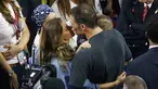 Model asal Brasil, Gisele Bundchen mencium sang suami yang merupakan pemain New England Patriots, Tom Brady usai pertandingan melawan Atlanta Falcons di NFL Super Bowl 51 di Houston, AS (5/2).  (Bob Levey / Getty Images /AFP)