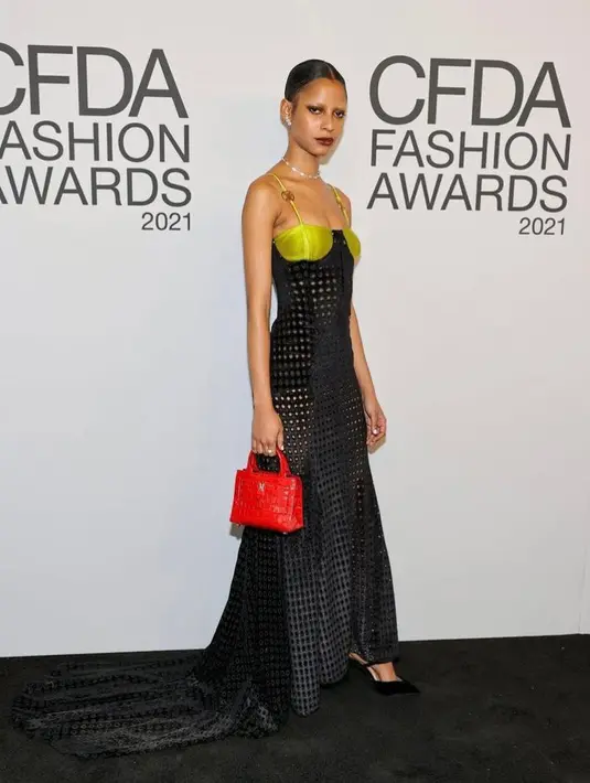 Model 24 tahun Amelia Rami tampil stunning berbalut gaun The Opilio. (Instagram/aguaepanti).