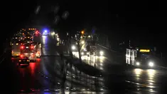 Kendaraan roda empat dan bus melintasi kawasan pusat bisnis kota Adelaide, bagian Australia Selatan, Rabu (28/9). Badai parah dan sambaran petir memutuskan aliran listrik di seluruh wilayah negara bagian Australia Selatan. (AAP/David Mariuz/via REUTERS)