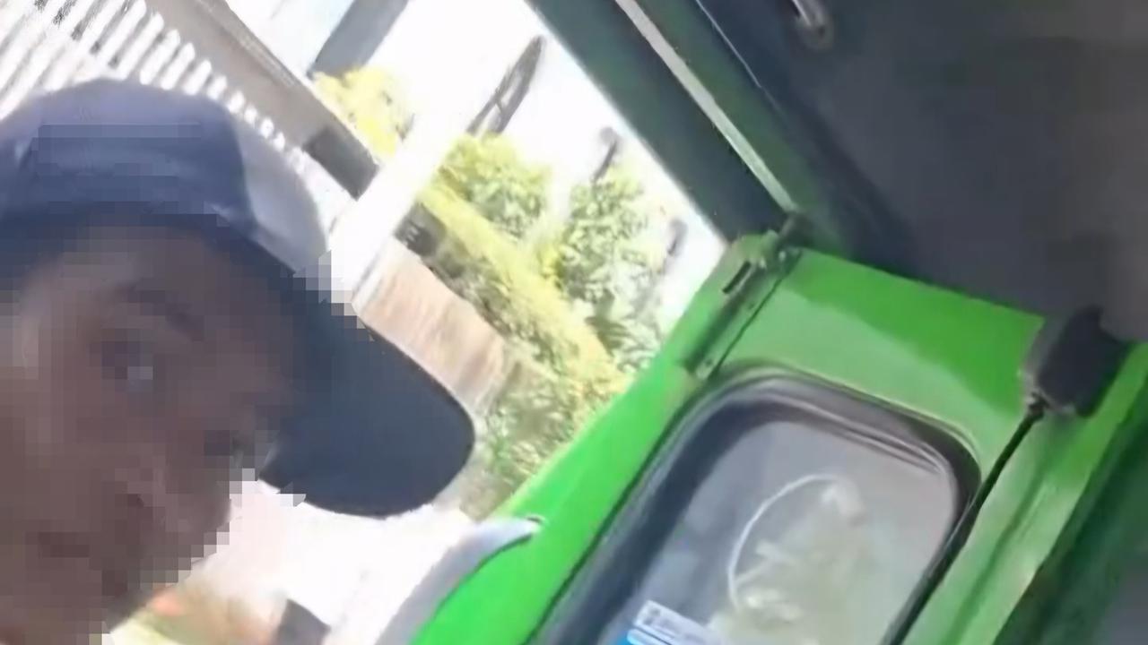 Viral Pengamen Sebar Amplop dan Minta Uang ke Penumpang Angkot