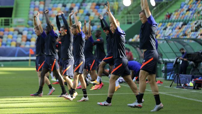 Para pemain Leipzig berlatih di Stadion Jose Alvalade, Lisbon, Portugal, Rabu (12/8/2020). Leipzig akan menghadapi Atletico Madrid pada perempat final Liga Champions. (Miguel A. Lopes/Pool via AP)