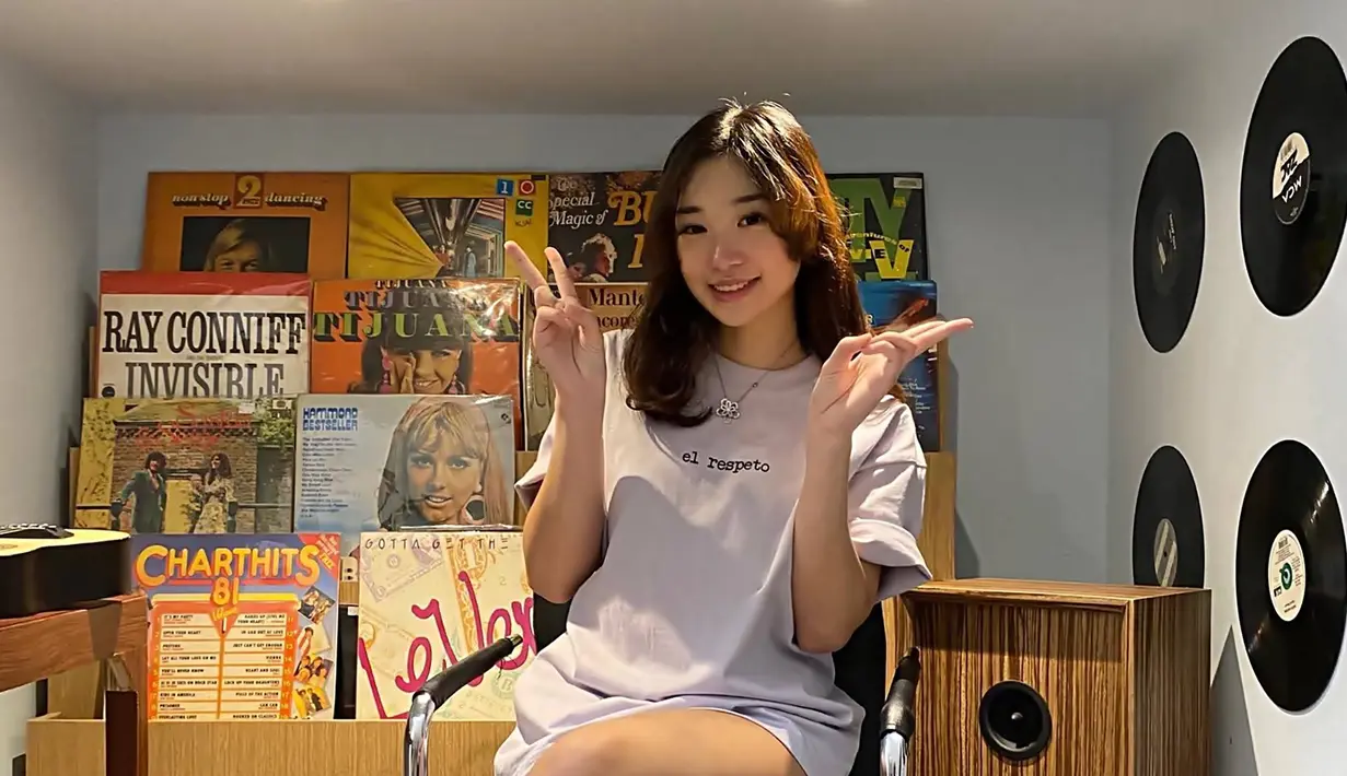 Gadis berusia 19 tahun ini sangat populer di kalangan pecinta game mobile seperti PUBG  dan Valorant. Beberapa kali ia pun tampil dengan busana cosplay yang menuai banyak pujian. Di usianya yang masih muda ia ternyata jago 4 bahasa lho.  (Liputan6.com/IG/@livyrenata)