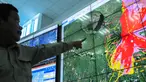 Petugas menunjukan kondisi Gunung Agung Bali yang berada di layar monitor di Gedung BNPB, Jakarta, Senin (25/9). Kepala Pusat Data Informasi dan Humas BNPB Sutopo Purwo  Nugroho mengatakan Gunung Agung dalam status awas. (Liputan6.com/Faizal Fanani)