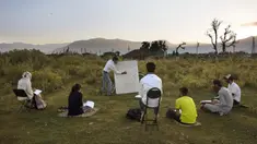 Para siswa mengikuti kelas luar ruangan di Kota Srinagar, Kashmir, India, Senin (6/7/2020). Kelas dimulai saat matahari terbit di tempat terbuka sesuai dengan aturan pencegahan jaga jarak sosial untuk melawan COVID-19. (Xinhua/Javed Dar)