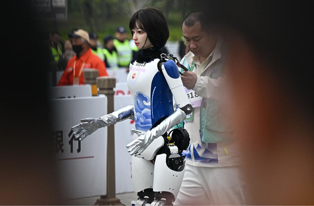 FOTO:  Pertama di Dunia! Puluhan Robot Humanoid Mengikuti Ajang Lomba Lari Setengah Marathon