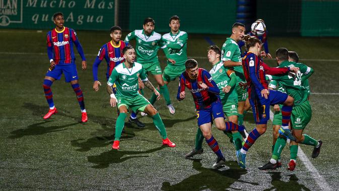 Aksi pemain Barcelona saat mengalahkan Cornella di Copa del Rey (AP)