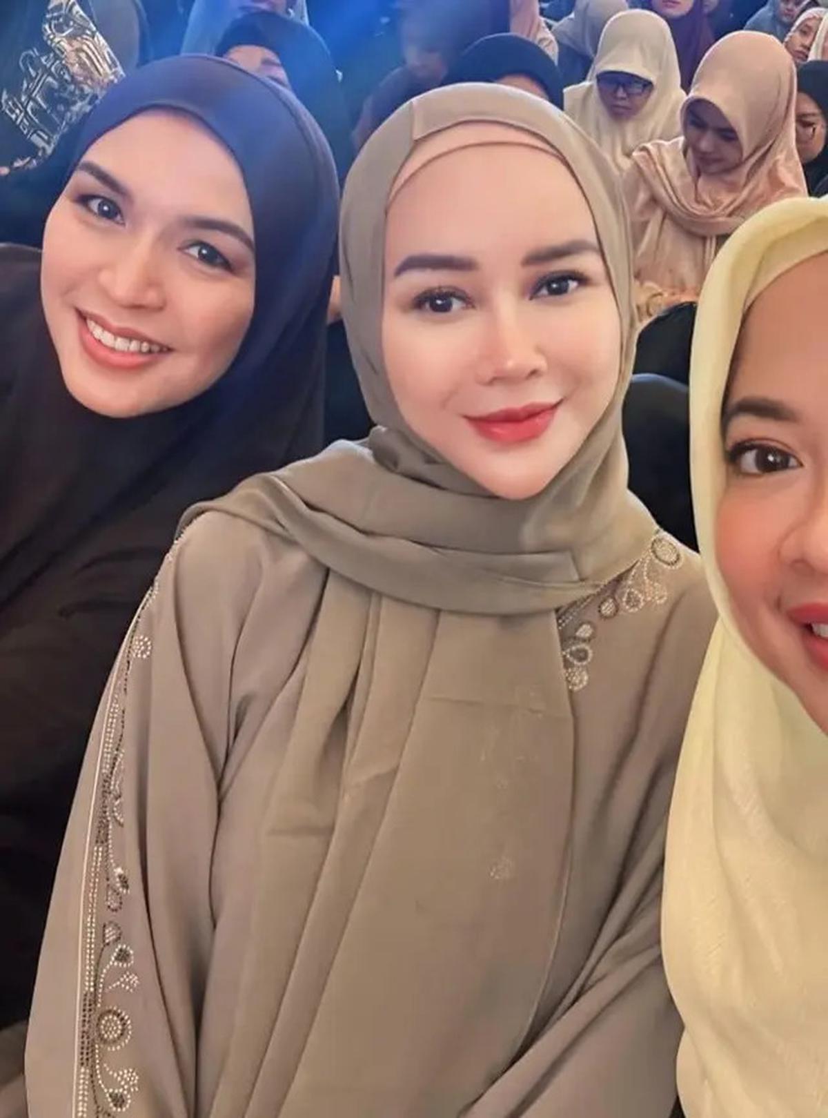 Gaya Aura Kasih Padukan Gamis dengan Tas dan Sandal Hermes saat Hadir Kajian