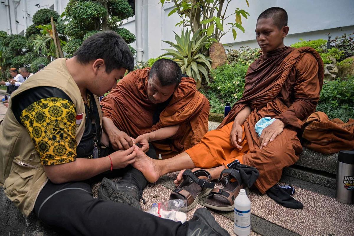 FOTO: Biksu Empat Negara Jalan Kaki Menuju Borobudur Suarakan Perdamaian