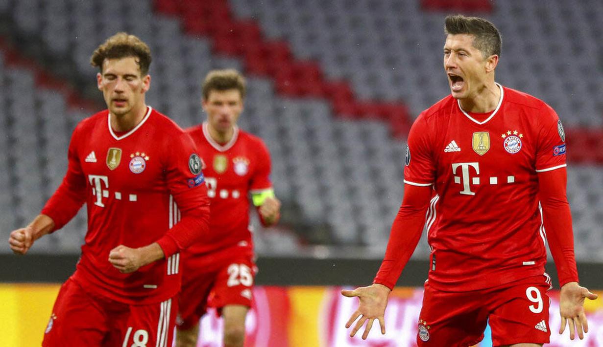 Striker Bayern Munchen, Robert Lewandowski, melakukan selebrasi usai mencetak gol ke gawang Lazio pada laga Liga Champions di Allianz Arena, Kamis (18/3/2021). Bayern Munchen menang dengan skor 2-1. (AP Photo/Matthias Schrader)