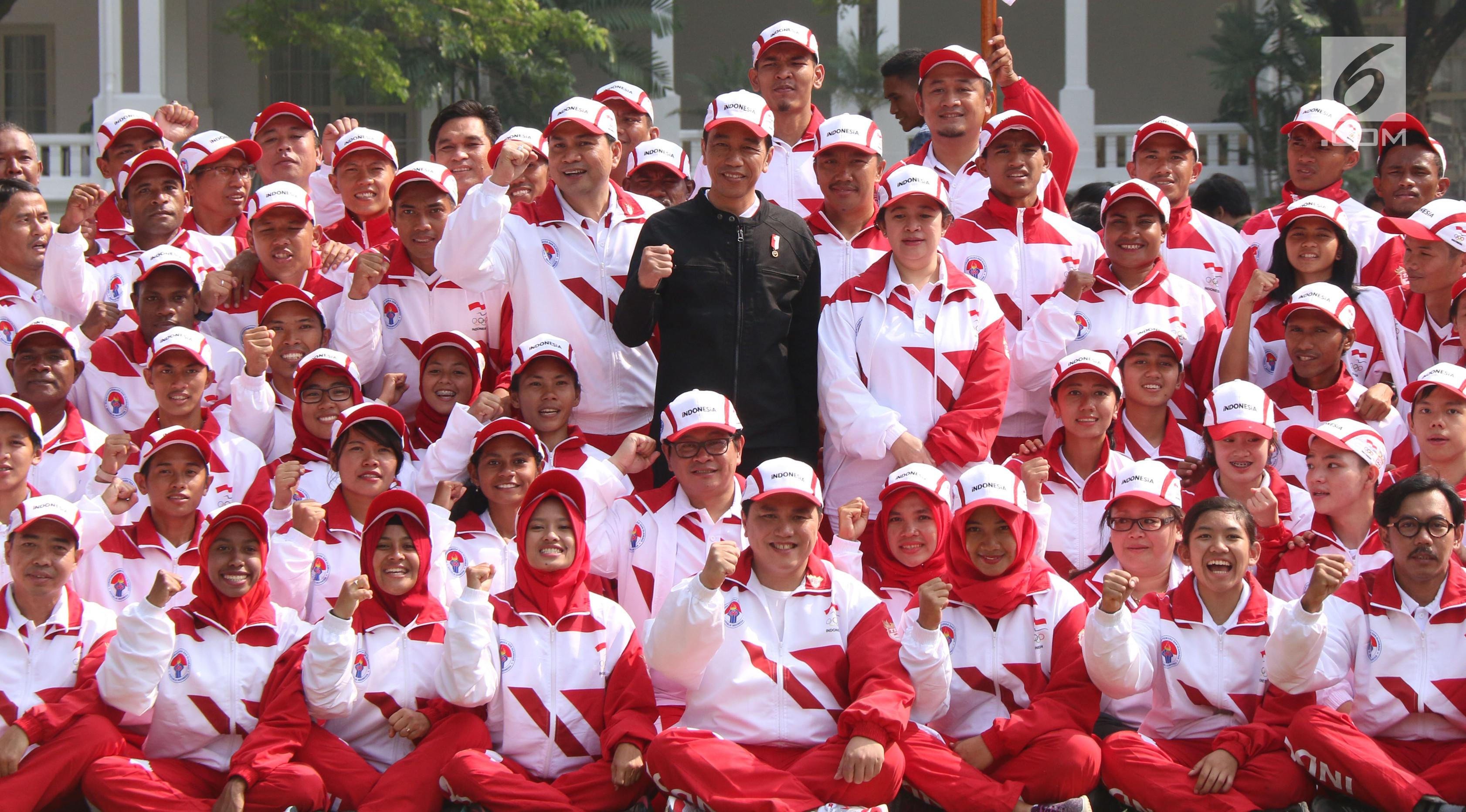 Presiden Jokowi (tengah) foto bersama dengan kontingen Indonesia ke SEA Games XXIX Malaysia di Kompleks Istana Kepresidenan, Jakarta, Senin (7/8/2017). Jokowi berharap Indonesia bisa jadi juara umum.(Liputan6.com/Angga Yuniar)