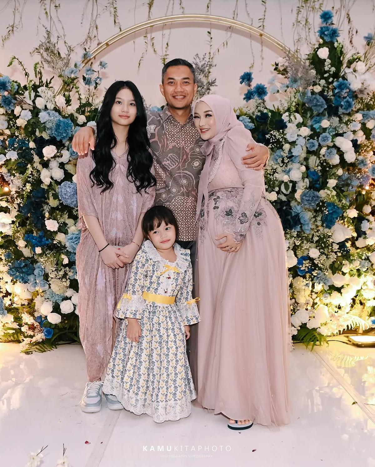 Potret Acara Tasyakuran 7 Bulan Kehamilan Zaskia Gotik, Tampil Cantik dengan Gamis Pink Berpita