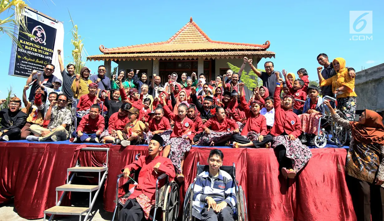 Anak-anak SLB Negeri Batu dan warga Desa Sejahtera Astra Bumiaji foto bersama pada peresmian Galeri Rumah Batik, Festival Kampung Berseri Astra di Batu, Jawa Timur (3/8/2019). Kegiatan tersebut digelar memperingati Hari Koperasi yang jatuh pada 12 Juli 2019. (Liputan6.com/HO/Ilham)